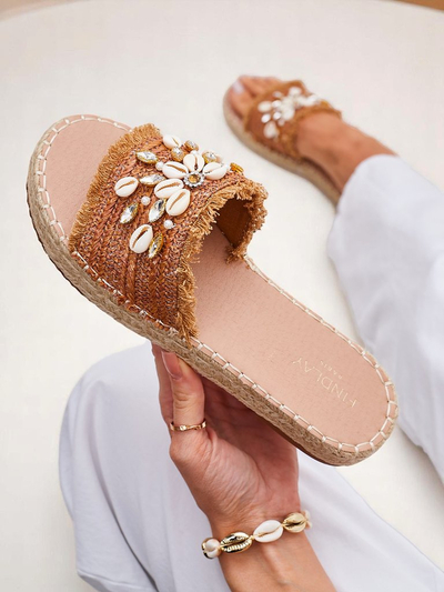 Royalfashion Callista Boho Camel Sandalen auf flacher Plattform mit Muscheln
