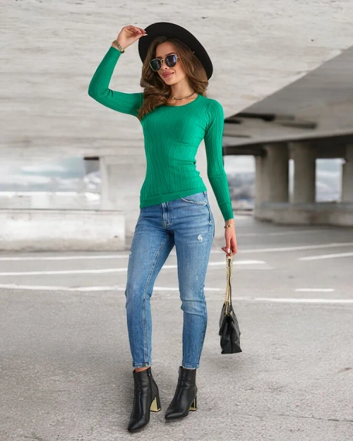 Зелений жіночий светр з круглим вирізом