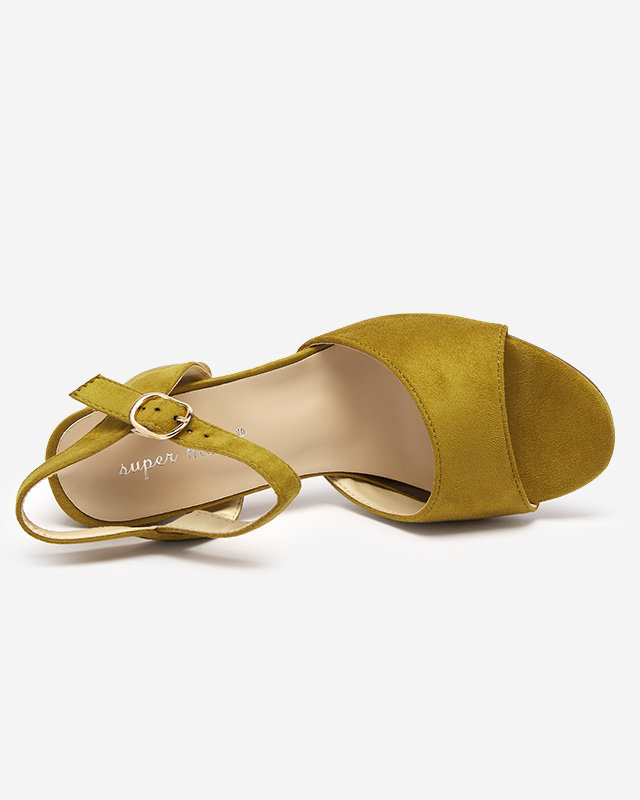 Grüne und gelbe Sandalen auf der Post Elga - Schuhe