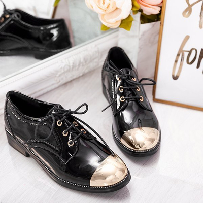 Schwarze Schuhe mit goldenem Zehenanzug - Schuhwerk
