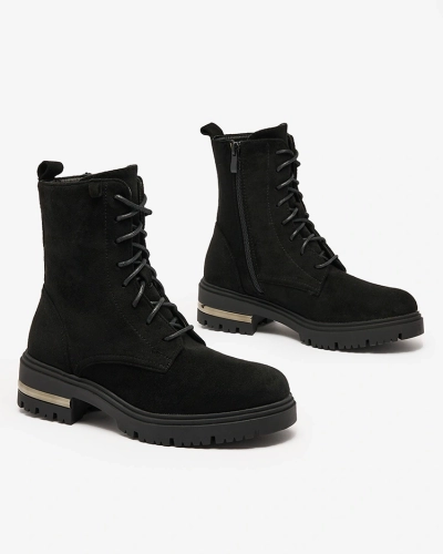 Royalfashion Schwarze Damenstiefel aus Öko-Wildleder mit Kette Azoldi