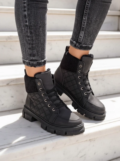 Royalfashion Schwarzer isolierter Damen-Trapper-Stiefel Hogenaf