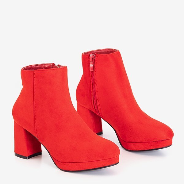 Rote Damenstiefel auf der Calida Post - Schuhe