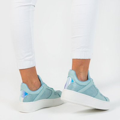 Blaue Sportschuhe auf der Salsa-Plattform - Schuhe 1