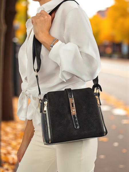 Damenhandtasche Callista Black – kleine Umhängetasche aus Öko-Lackleder
