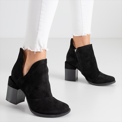 Schwarze Damenstiefeletten mit Ausschnitten aus Namibia - Schuhe