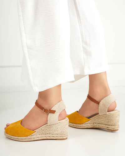 OUTLET Gelbe Damensandalen a'la Espadrilles auf Keilabsatz Nexi - Schuhe