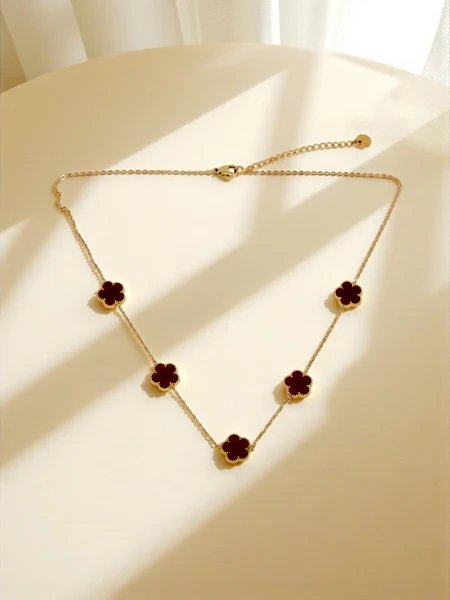 Aurelia Clavis Halskette mit Perlmutt in goldener Fassung