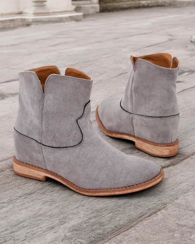 Royalfashion Kowboy-Stiefeletten auf einer bedeckten Keilabsatz Bluestone