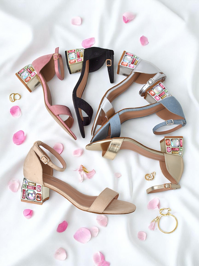 Royalfashion Damensandalen mit dekorativen Absätzen Ballou