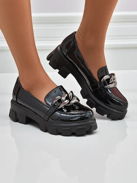 Damen Loafers Hera Nero aus lackiertem Eco-Leder mit Kette, Frühling