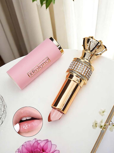 Transparenter Lipgloss mit eingelegten rosa Blüten
