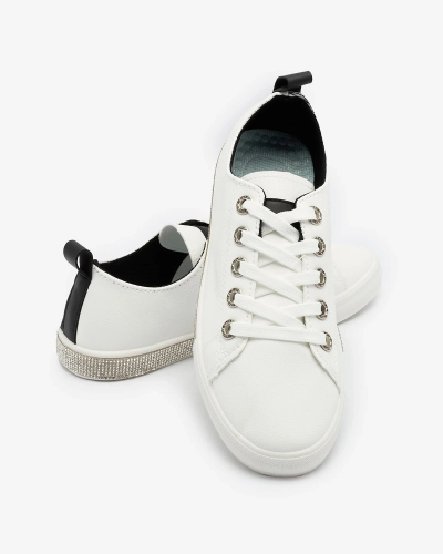 OUTLET Royalfashion Weiße Damen-Sneaker mit Zirkonen und schwarzen Einsätzen Zutifa