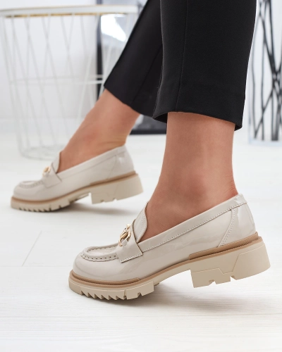 Бежеві лаковані жіночі мокасини з ланцюжком Soterra - Взуття