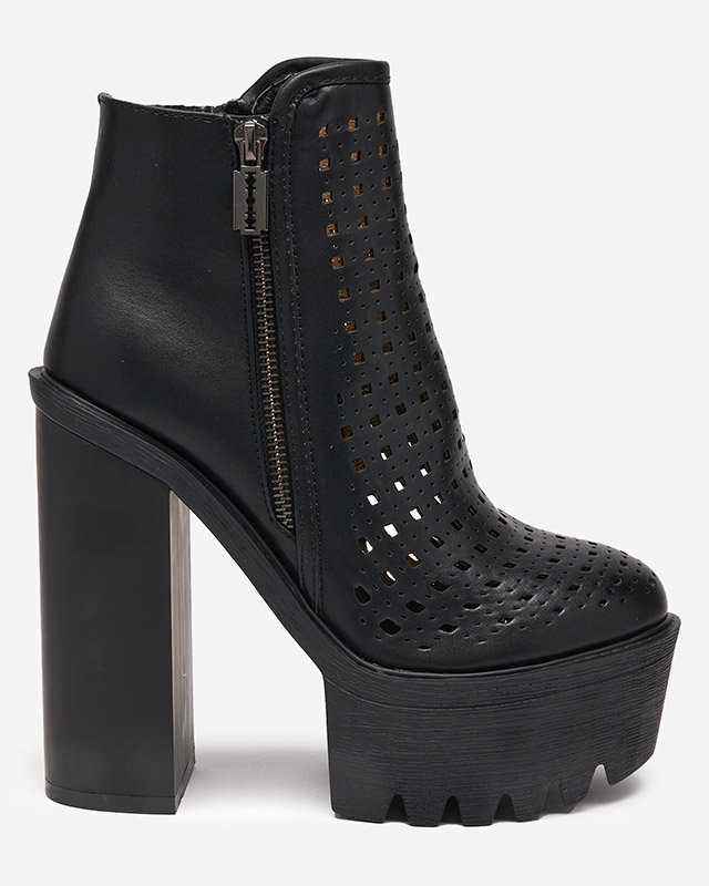 Schwarze durchbrochene Damenstiefel auf der Elangel-Footwear-Post