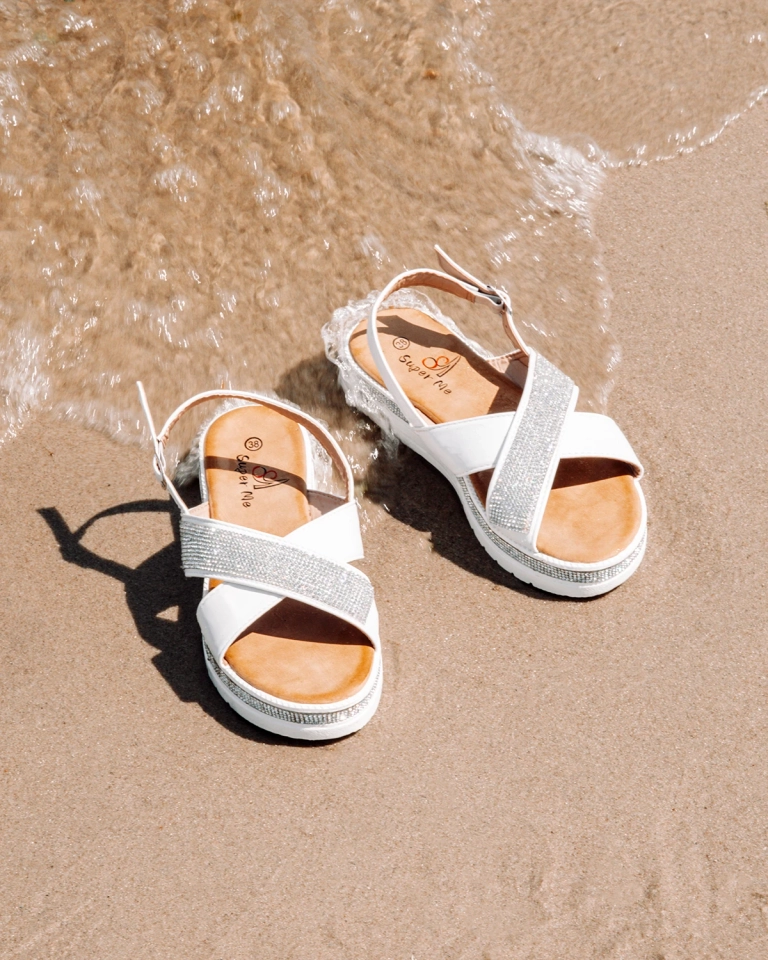 Royalfashion Weiße Damen-Sandalen aus Öko-Leder mit Zirkonen Trikys