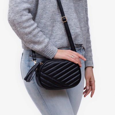 Чорна жіноча сумка зі стьобаною фактурою