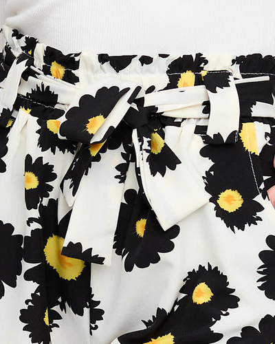 Schwarz gemusterte kurze Damen-Shorts aus Textil mit Blumen - Kleidung