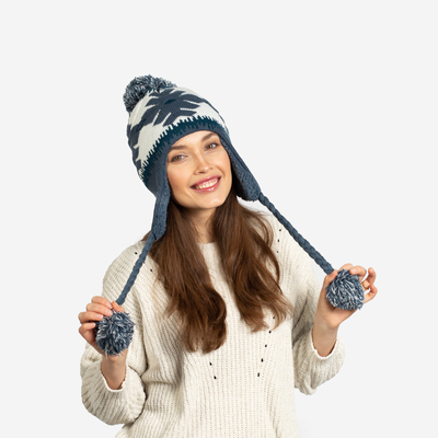 Marineblauer isolierter Damenhut mit Schneeflocken mit Pompons - Accessoires