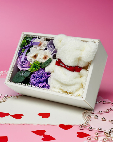 Royalfashion Flowerbox Blumen in einer Box mit einem Teddybär