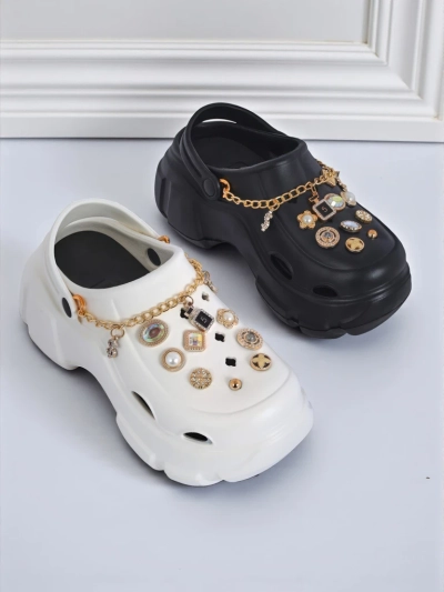 Caligae Aurelia Bianca Sandalen mit Chain-Verzierungen im Glamour-Stil