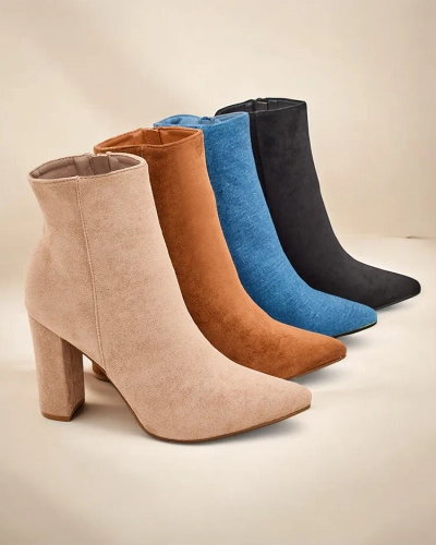 Damen-Stiefeletten von Royalfashion mit Stiletto-Absatz.
Stiefeletten für Frauen mit Stiletto-Absatz. Schuhe aus wildlederähnlichem Kunstleder, das sich perfekt an die Form des Fußes anpasst. Das Modell hat eine Stoffeinlage. Tragen Sie sie für Herbst-St