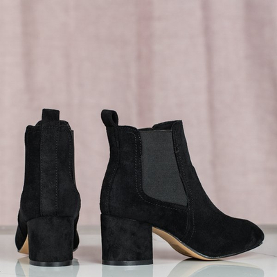 Schwarze Stiefel an einem höheren Pfosten Anabella - Footwear