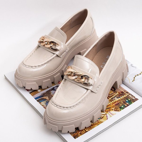 Hellbeige lackierte Damenschuhe zum Hineinschlüpfen mit Kette Guinewra - Schuhe