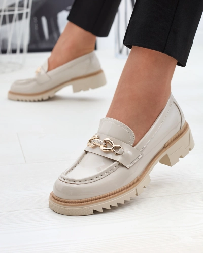 Beige lackierte Damen Mokassins mit Kette Sotella - Footwear