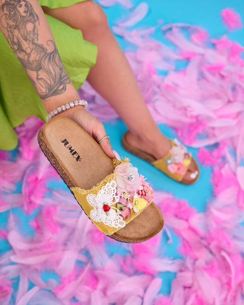 Damenhausschuhe mit Stoffblumen in Ososi-Gelb - Schuhe