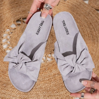 OUTLET Hellgraue Damenpantoffeln mit Schleife Alanza - Schuhe