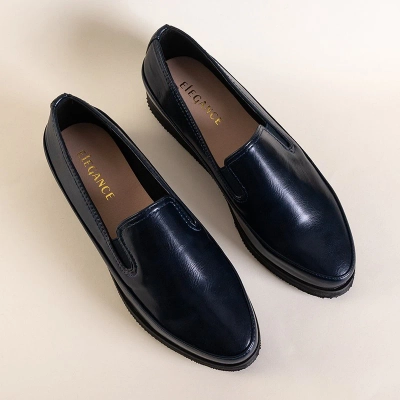 Dunkelblaue Damenschuhe aus Öko-Leder ziehen Medarda-Schuhe an