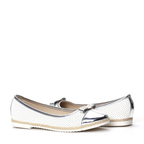 Srebrno-białe baleriny z lakierowanym noskiem - Obuwie