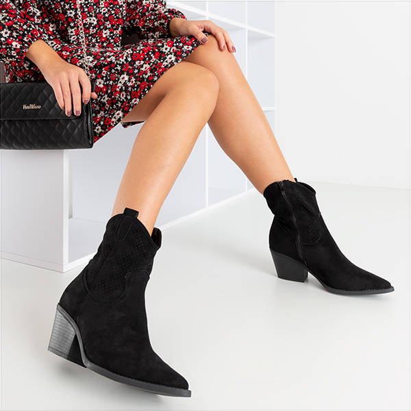 Schwarze durchbrochene Stiefel a'la Cowboystiefel Bakkerom - Schuhe