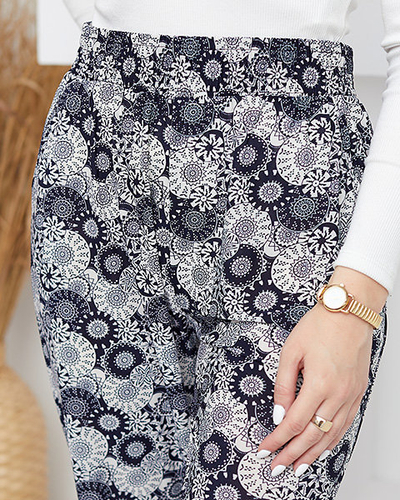 Gemusterte, marineblaue und weiße Damenhose in PLUS SIZE - Kleidung