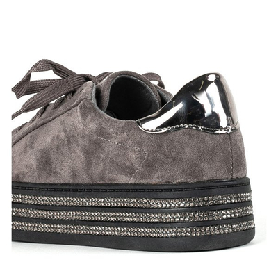 Graue Sportschuhe auf der Vahili-Plattform - Schuhe 1