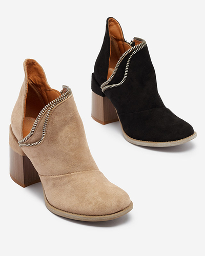 Hellbraune isolierte Damenstiefel auf einem Pfosten Mukis - Footwear