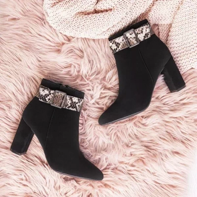 OUTLET Schwarze Stiefeletten mit Schnalle a'la Schlangenhaut Anya - Schuhe