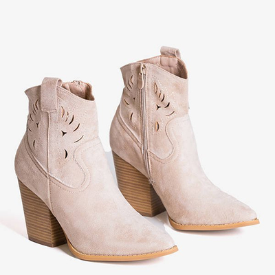 Beigefarbene Cowboystiefel auf der Belieu-Post - Schuhe