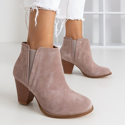 Graue Stiefel auf dem Post a'la Cowboystiefel Pererra - Schuhe