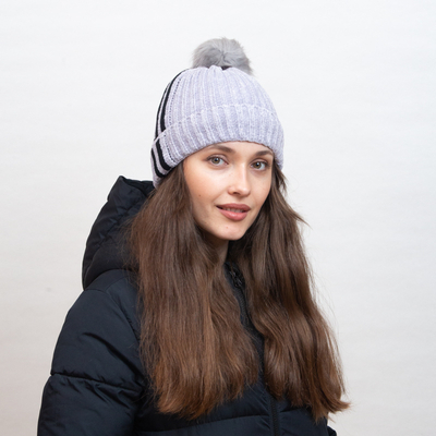 Graue isolierte Mütze mit weißen Streifen und Bommel - Accessoires
