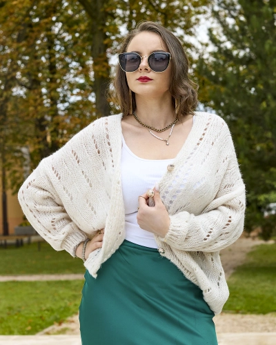 Royalfashion Кремовий короткий розстібний светр із золотими ґудзиками