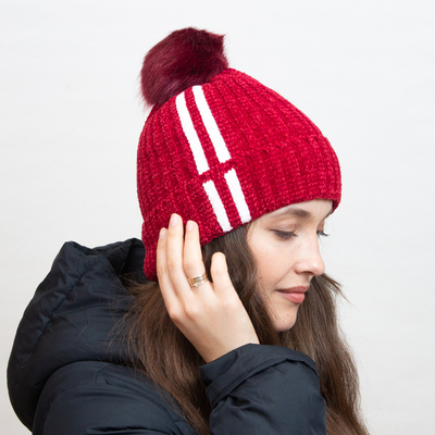 Isolierte kastanienbraune Mütze mit weißen Streifen und Bommel - Accessoires