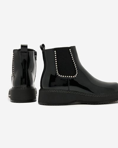 Royalfashion Schwarze Damenstiefel mit flachem Absatz und Zirkonen Winuma