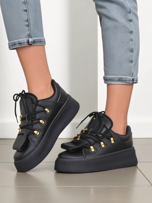 Royalfashion жіночі кросівки з декоративним язичком. Спортивні жіночі кросівки на товстій підошві. Верх виконаний з синтетичної шкіри та має шнурівку. Внутрішня частина виготовлена з приємної тканини. Модель оснащена декоративним язичком. Ідеально підходя