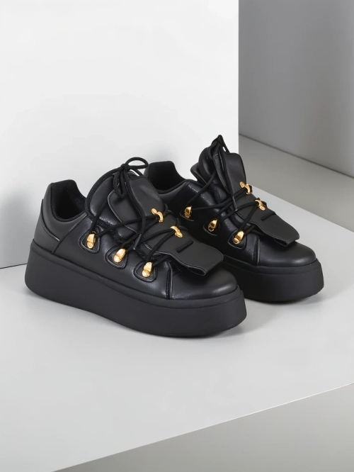 Royalfashion жіночі кросівки з декоративним язичком. Спортивні жіночі кросівки на товстій підошві. Верх виконаний з синтетичної шкіри та має шнурівку. Внутрішня частина виготовлена з приємної тканини. Модель оснащена декоративним язичком. Ідеально підходя