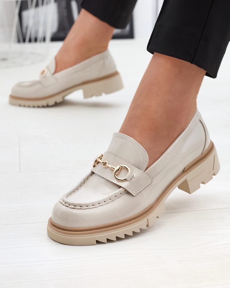Beige lackierte Damenmokassins mit Kette Soterra - Footwear
