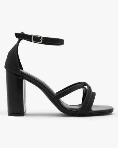 Royalfashion Glänzende Damen-Post-Sandalen in schwarz Sabeff