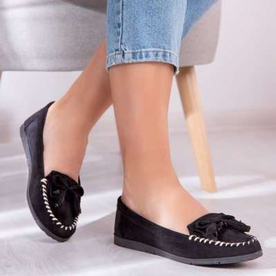Schwarze Slipper auf einer flachen Sinsej-Sohle - Schuhe