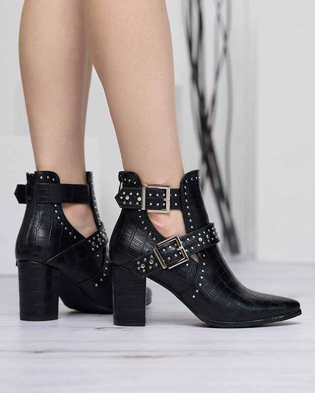 Schwarze Stiefel auf dem Pfosten mit Ausschnitten und Masieo-Schnallen - Schuhe